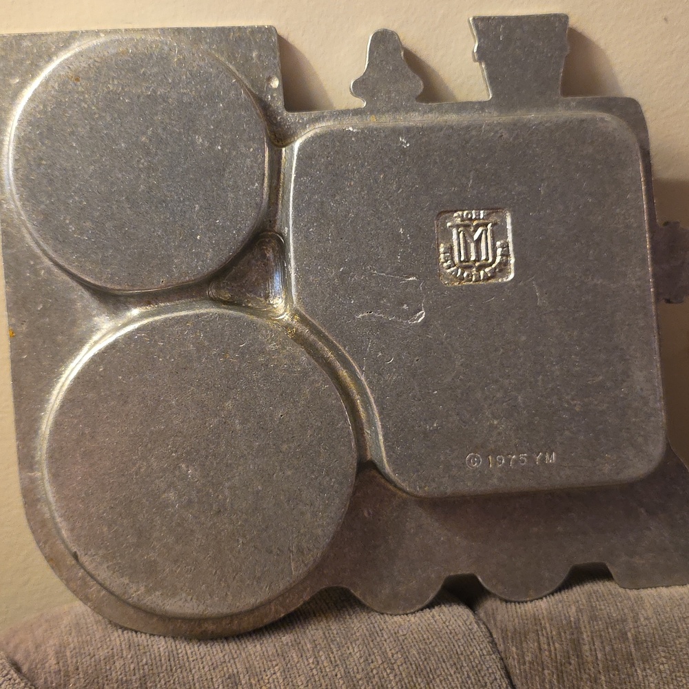 1975 Vintage Train-Shaped Metal Dish- Pewter Finish York Metalcrafters - Picture 2 of 3